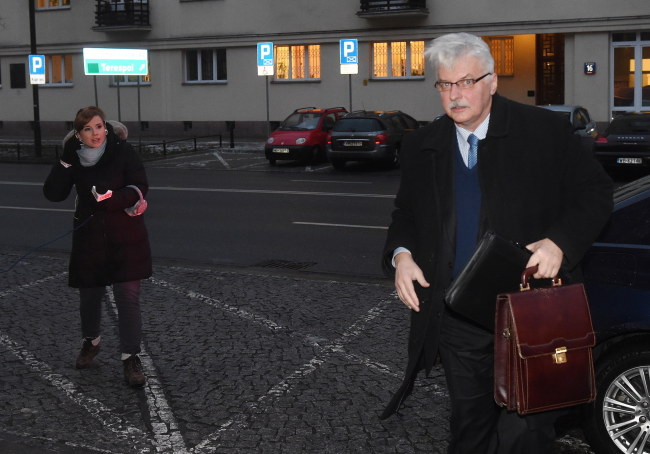 Minister spraw zagranicznych Witold Waszczykowski w drodze do siedziby swojego resortu tuż przed spotkaniem z ambasadorem Niemiec /Radek Pietruszka /PAP