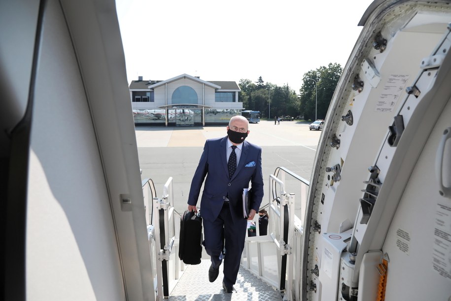 Minister spraw zagranicznych Zbigniew Rau przed wylotem na Litwę /Wojciech Olkusnik  /PAP