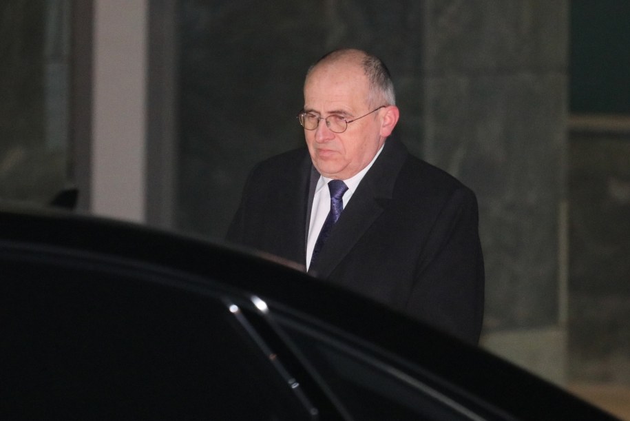 Minister spraw zagranicznych Zbigniew Rau wychodzi z siedziby Biura Bezpieczeństwa Narodowego w Warszawie / 	Paweł Supernak   /PAP