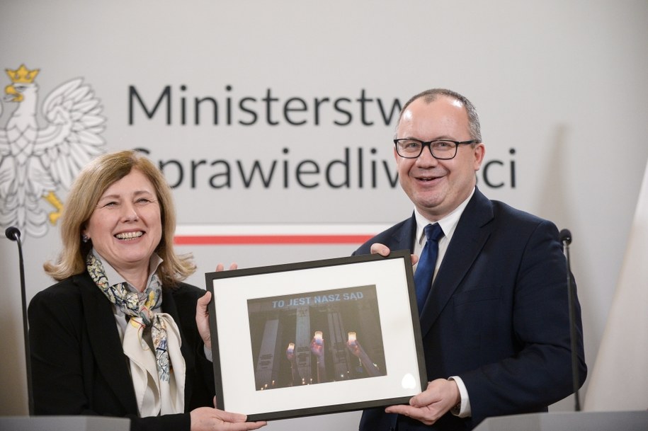 Minister sprawiedliwości Adam Bodnar oraz wiceprzewodnicząca Komisji Europejskiej Vera Jourova /Marcin Obara /PAP