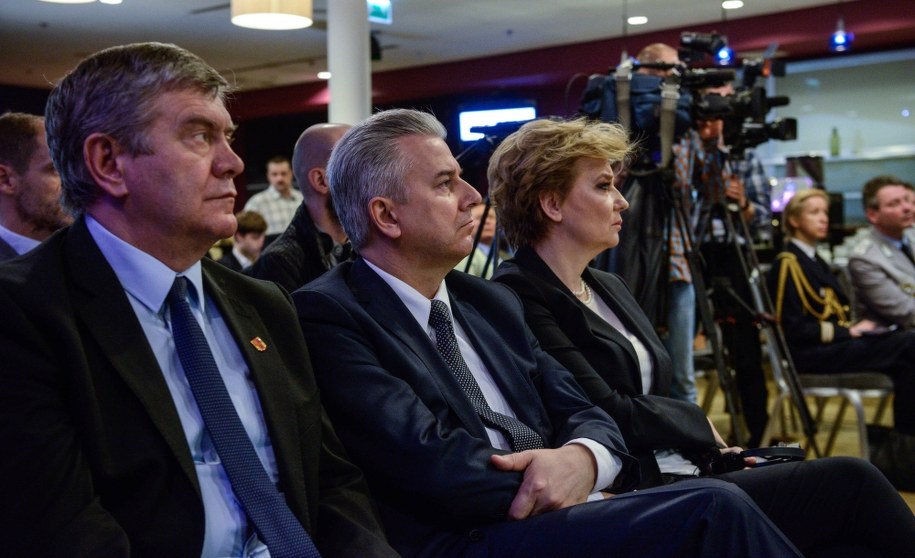 Minister sprawiedliwości Cezary Grabarczyk (w środku) /Jakub Kaminski /PAP
