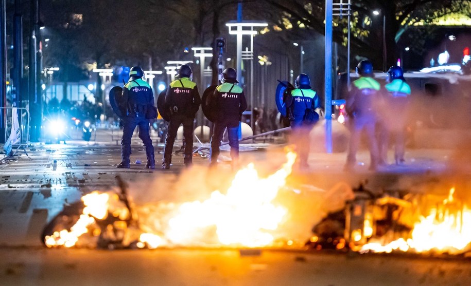 Minister sprawiedliwości Holandii oświadczył w niedzielę, że prowodyrami zamieszek w Rotterdamie byli głównie piłkarscy kibole. /VLN NIEUWS /PAP/EPA