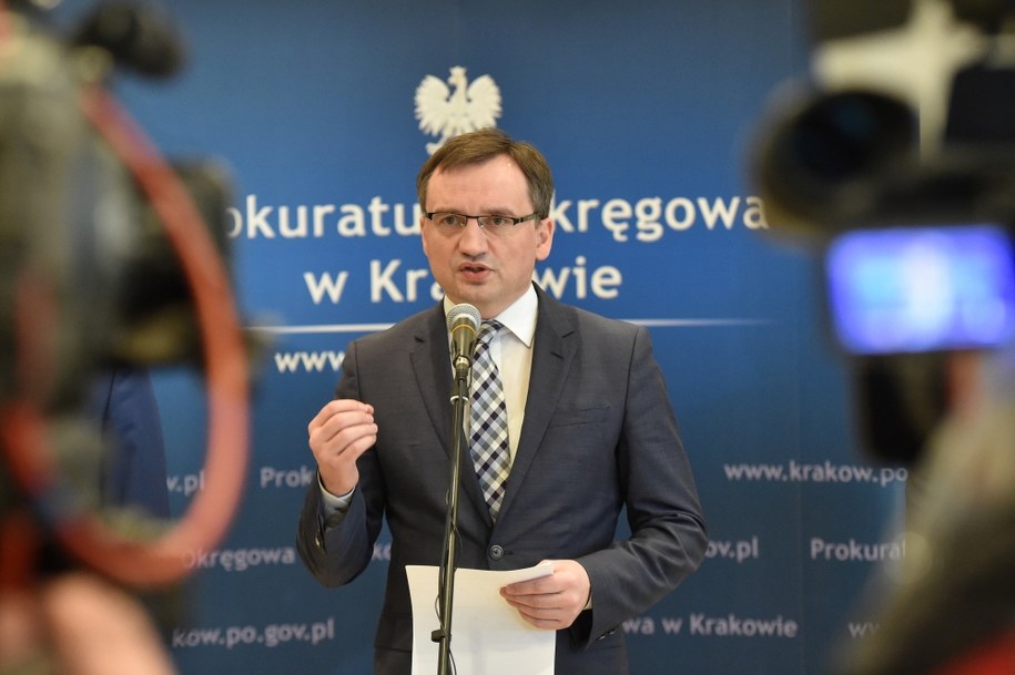 Minister sprawiedliwości i prokurator generalny Zbigniew Ziobro polecił wszcząć śledztwo ws. głośnego w ostatnich dniach wyroku dla Tomasza K., skazanego w 2004 roku na 25 lat więzienia za zabójstwo i zgwałcenie 15-latki /	Jacek Bednarczyk   /PAP