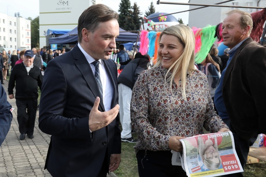 Minister sprawiedliwości i prokurator generalny Zbigniew Ziobro z kandydatką PiS do Sejmu, wiceprzewodniczącą sejmiku województwa podlaskiego Aleksandrą Szczudło podczas dożynek w Szepietowie /Artur Reszko /PAP