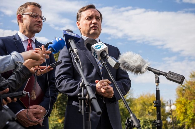 Minister sprawiedliwości i prokurator generalny Zbigniew Ziobro oraz wiceminister sprawiedliwości dr Marcin Romanowski podczas konferencji prasowej w Zakładzie Karnym w Chełmie /Wojtek Jargiło /PAP