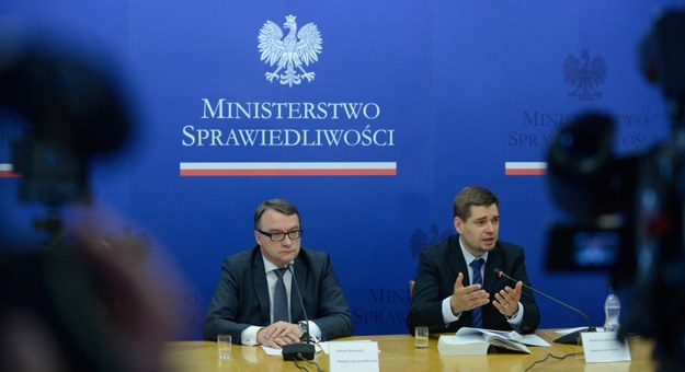 Minister sprawiedliwości Marek Biernacki (po lewej) i podsekretarz stanu w resorcie Michał Królikowski podczas konferencji prasowej /Jakub Kamiński   /PAP