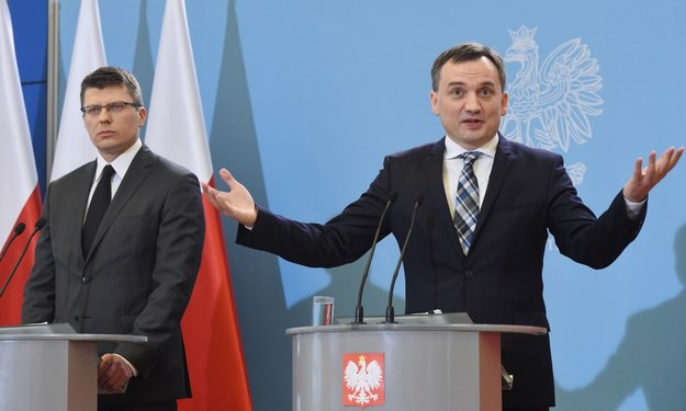Minister sprawiedliwości, prokurator generalny Zbigniew Ziobro (P) oraz wiceminister Marcin Warchoł (L) /Radek Pietruszka /PAP
