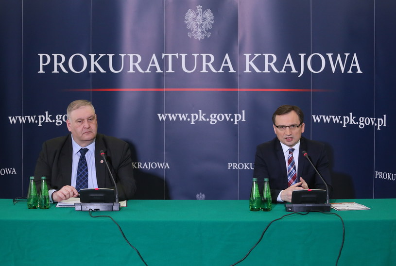 Minister sprawiedliwości, prokurator generalny Zbigniew Ziobro oraz prokurator krajowy Bogdan Święczkowski podczas konferencji prasowej /Paweł Supernak /PAP