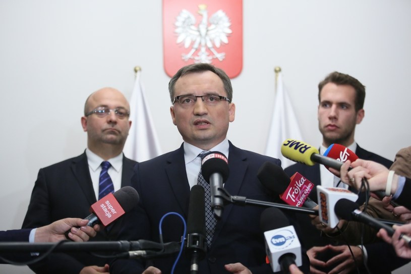 Minister sprawiedliwości, prokurator generalny Zbigniew Ziobro, podsekretarz stanu w Ministerstwie Sprawiedliwości Łukasz Piebiak oraz rzecznik ministra sprawiedliwości Jan Kanthak podczas konferencji prasowej w siedzibie MS /Leszek Szymański /PAP