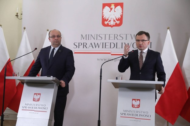 Minister sprawiedliwości, prokurator generalny Zbigniew Ziobro (po prawej) i ówczesny wiceminister sprawiedliwości Łukasz Piebiak na zdjęciu z września 2018 / 	Tomasz Gzell    /PAP