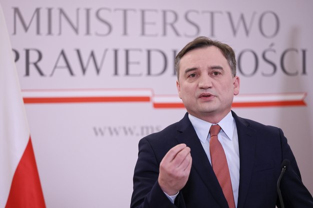 Minister sprawiedliwości, prokurator generalny Zbigniew Ziobro podczas konferencji prasowej w siedzibie ministerstwa w Warszawie, / 	Leszek Szymański    /PAP