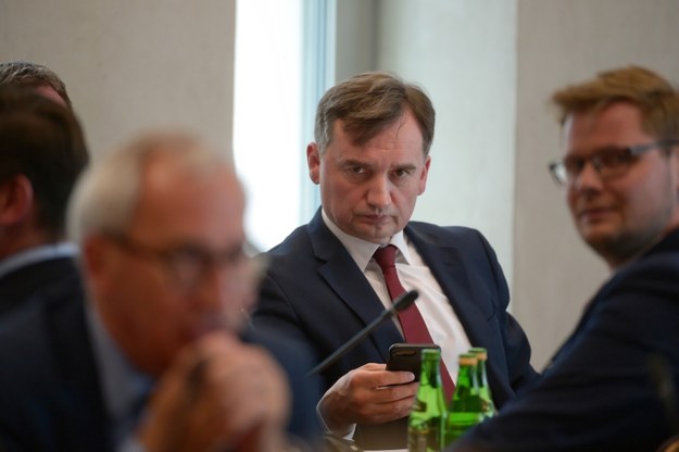 Minister sprawiedliwości, prokurator generalny Zbigniew Ziobro podczas posiedzenia sejmowej komisji sprawiedliwości i praw człowieka w Sejmie w Warszawie. / 	Marcin Obara  /PAP