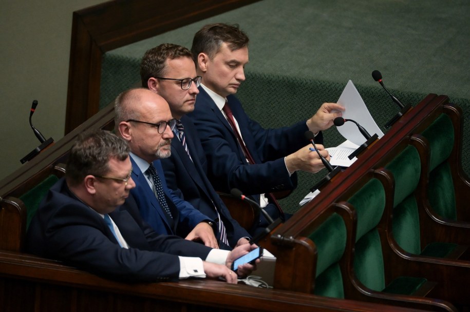 Minister sprawiedliwości, prokurator generalny Zbigniew Ziobro (P) i minister-członek Rady Ministrów Michał Wójcik (L) / 	Marcin Obara  /PAP
