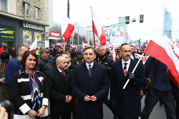 Minister sprawiedliwości, prokurator generalny Zbigniew Ziobro, wiceminister rolnictwa i rozwoju wsi Janusz Kowalski i poseł PiS Mariusz Gosek podczas Marszu Niepodległości w Warszawie. /Rafał Guz /PAP