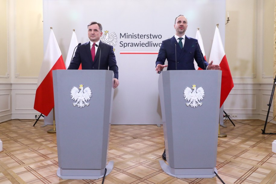 Minister sprawiedliwości, prokurator generalny Zbigniew Ziobro (L) oraz wiceminister rolnictwa i rozwoju wsi Janusz Kowalski /Tomasz Gzell /PAP