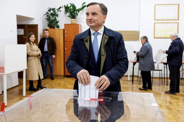 Minister sprawiedliwości, prokurator generalny Zbigniew Ziobro oddał głos w lokalu wyborczym w Rzeszowie /Darek Delmanowicz /PAP