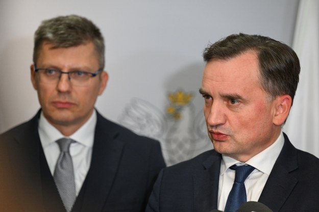 Minister sprawiedliwości, prokurator generalny Zbigniew Ziobro (P) oraz wiceminister sprawiedliwości Marcin Warchoł (L) /Darek Delmanowicz /PAP