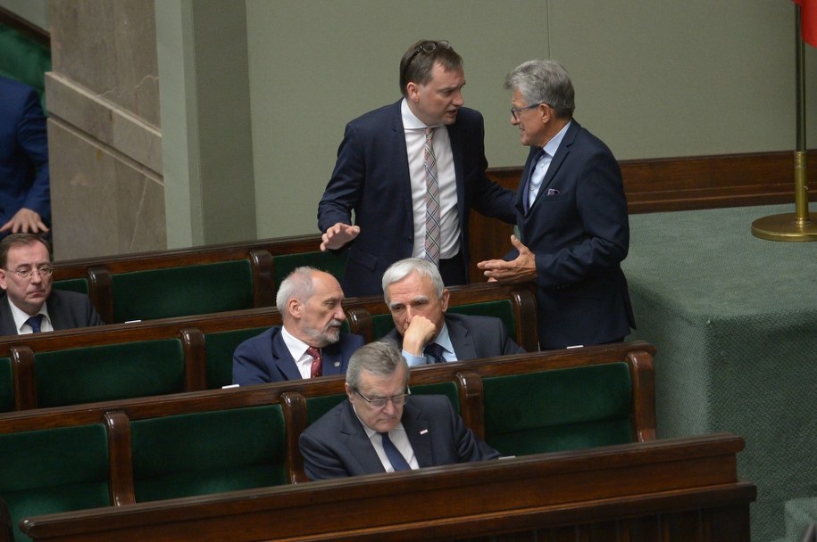 Minister sprawiedliwości Zbigniew Ziobro i poseł PiS Stanisław Piotrowicz (stoją) podczas posiedzenia Sejmu /Marcin Obara /PAP
