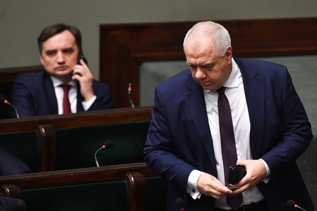 Minister sprawiedliwości Zbigniew Ziobro i wicepremier Jacek Sasin na sali obrad Sejmu /Radek Pietruszka /PAP