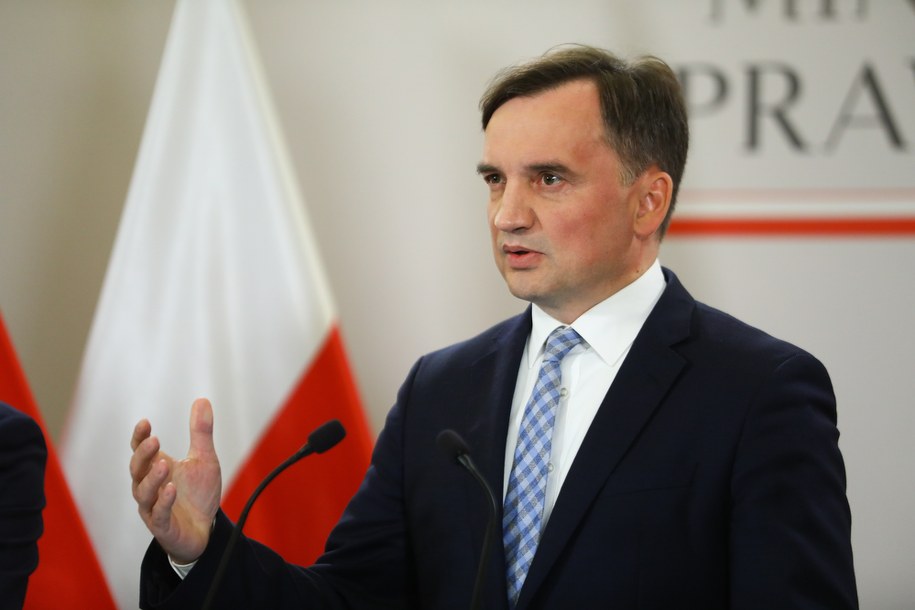 Minister sprawiedliwości Zbigniew Ziobro podczas konferencji prasowej w siedzibie Ministerstwa Sprawiedliwości w Warszawie /Rafał Guz /PAP