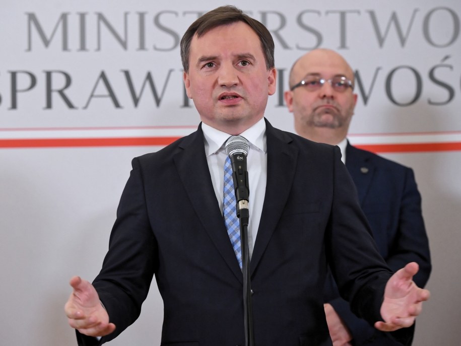 Minister sprawiedliwości Zbigniew Ziobro, za jego plecami wiceszef resortu Łukasz Piebiak / 	Radek Pietruszka   /PAP