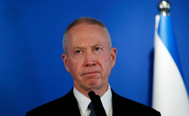 Minister sprzeciwił się Netanjahu, stracił stanowisko. Tysiące osób wyszły na ulice