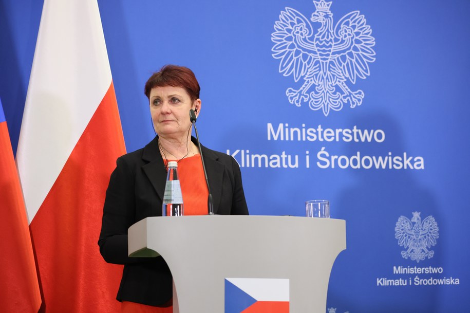 Minister środowiska Czech Anna Hubaczkova podczas konferencji prasowej po spotkaniu z minister klimatu i środowiska RP Anną Moskwą ws. funkcjonowania kopalni węgla brunatnego Turów / 	Leszek Szymański    /PAP