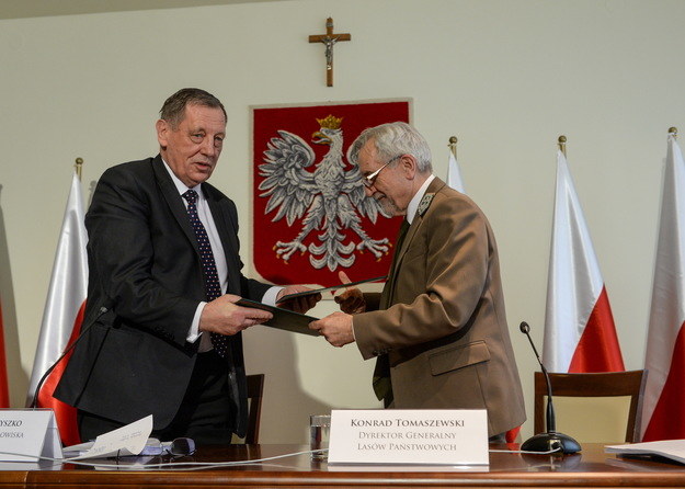 Minister środowiska Jan Szyszko i dyrektor generalny lasów państwowych Konrad Tomaszewski podpisali aneks do "Planu urządzenia lasu" /Marcin Obara