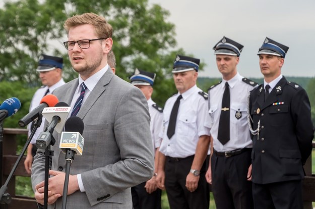 Minister środowiska Michał Woś podczas konferencji prasowej /Marcin Onufryjuk /PAP