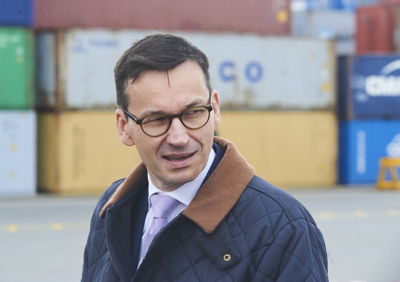 Minister wręczył LG Chem zezwolenie na prowadzenie działalności /Dominik Kulaszewicz /PAP
