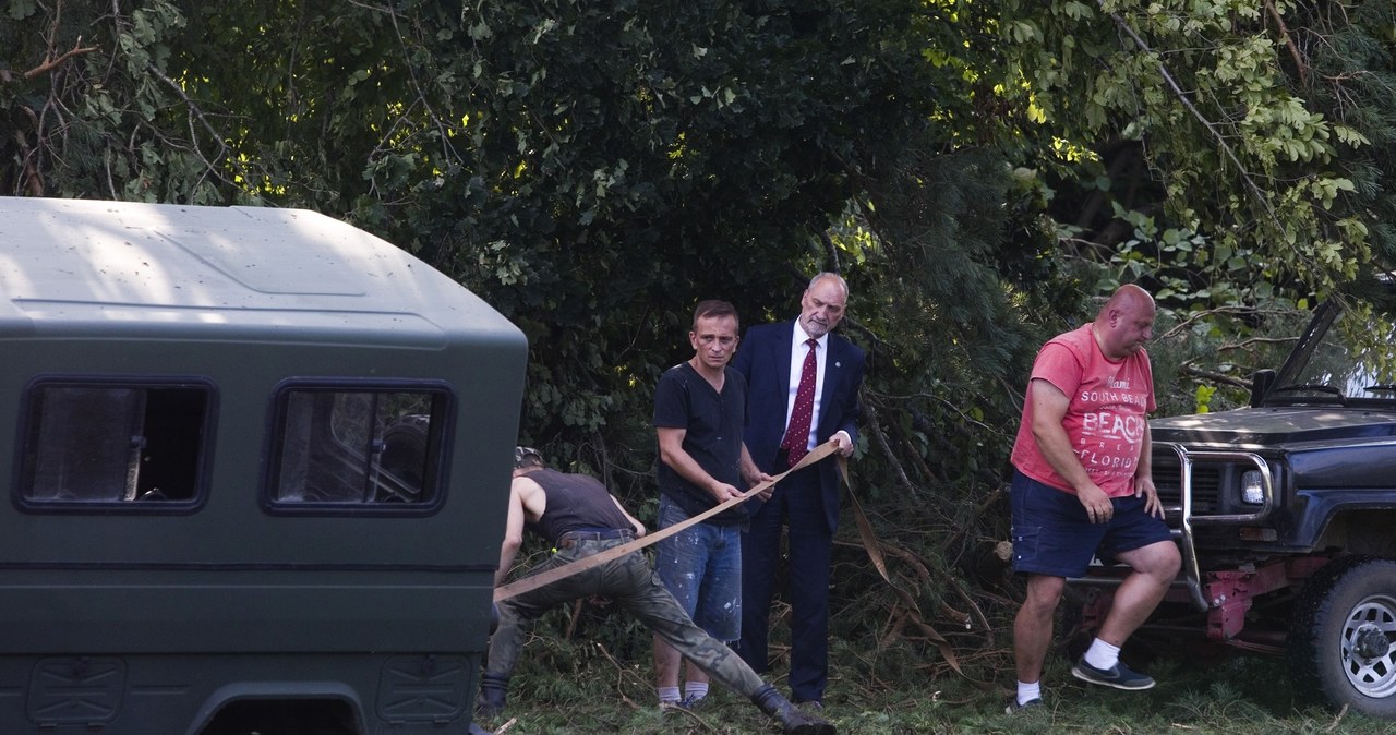 Minister zaangażował się w akcję ratowniczą /Krzysztof Mytkowski /Reporter