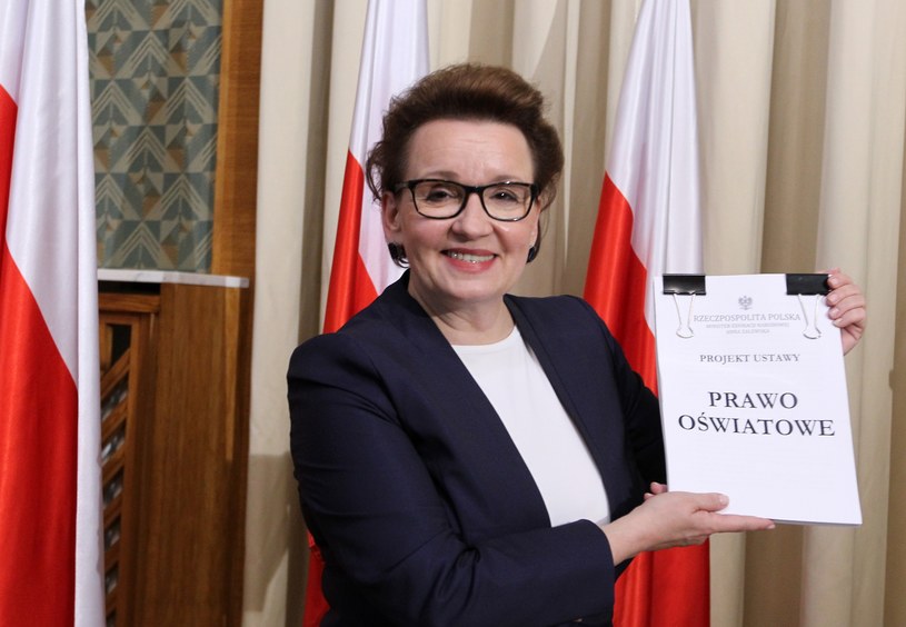 Minister Zalewska prezentuje nową ustawę /Stanisłw Kowalczuk /East News