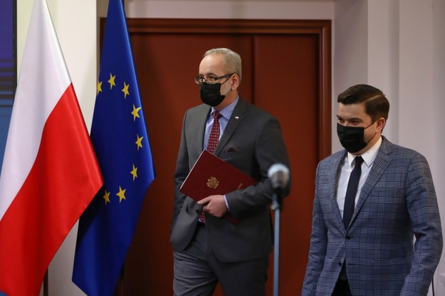 Minister zdrowia Adam Niedzielski i rzecznik resortu Wojciech Andrusiewicz /Tomasz Gzell /PAP