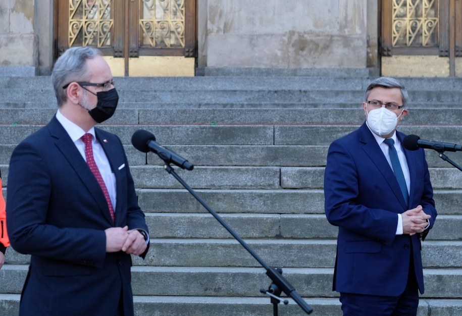 Minister zdrowia Adam Niedzielski  i wojewoda śląski Jarosław Wieczorek  podczas konferencji prasowej w Katowicach /Andrzej Grygiel /PAP