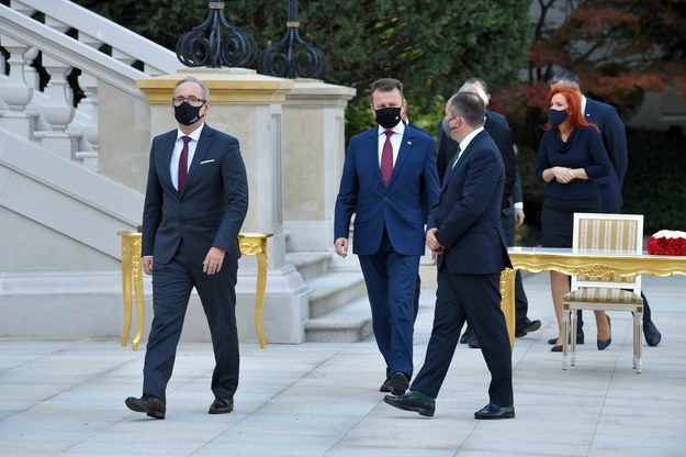 Minister zdrowia Adam Niedzielski (L), minister ds. UE Konrad Szymański (P) i minister obrony Mariusz Błaszczak (C) przed uroczystością w ogrodach Pałacu Prezydenckiego w Warszawie / 	Radek Pietruszka   /PAP