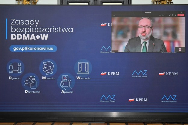 Minister zdrowia Adam Niedzielski (na ekranie) podczas konferencji prasowej w siedzibie resortu w Warszawie / 	Radek Pietruszka   /PAP