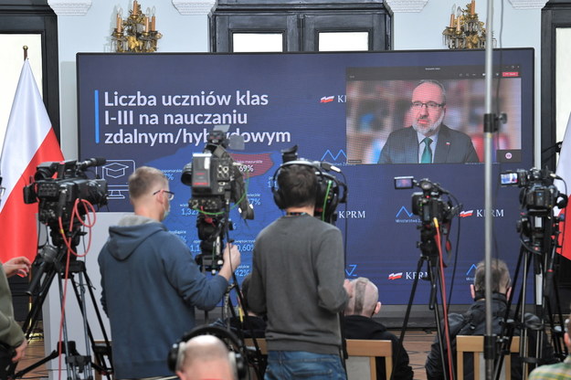 Minister zdrowia Adam Niedzielski (na ekranie) podczas konferencji prasowej w siedzibie resortu w Warszawie / 	Radek Pietruszka   /PAP