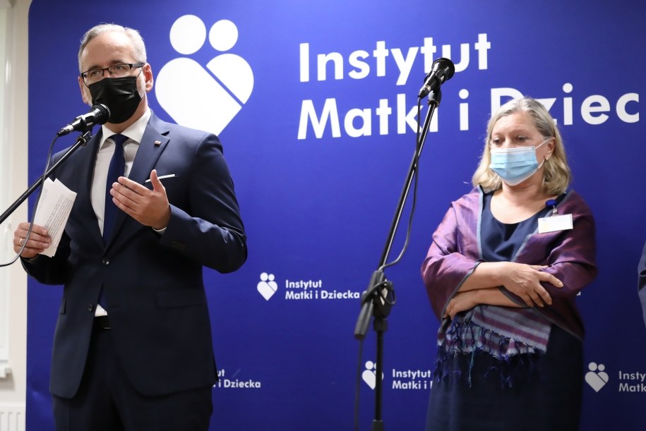 Minister zdrowia Adam Niedzielski oraz kierownik Kliniki Wrodzonych Wad Metabolizmu i Pediatrii IMID prof. Jolanta Sykut-Cegielska /Tomasz Gzell /PAP