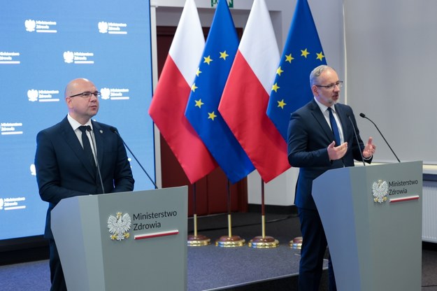 Minister zdrowia Adam Niedzielski oraz rzecznik praw pacjenta Bartłomiej Chmielowiec podczas konferencji prasowej w Ministerstwie Zdrowia /Szymon Pulcyn /PAP