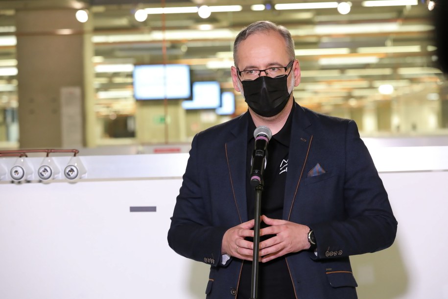 Minister zdrowia Adam Niedzielski podczas briefingu prasowego w punkcie szczepień przy Stadionie Narodowym w Warszawie / 	Tomasz Gzell    /PAP