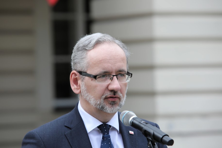 Minister zdrowia Adam Niedzielski podczas dzisiejszej konferencji prasowej /Wojciech Olkusnik  /PAP