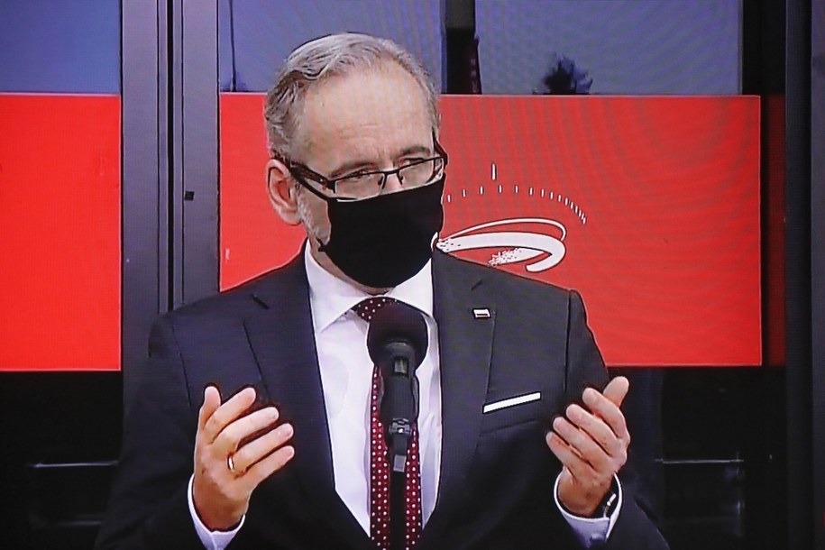 Minister zdrowia Adam Niedzielski podczas konferencji prasowej, transmitowanej ze stadionu PGE Narodowy w Warszawie /Paweł Supernak /PAP