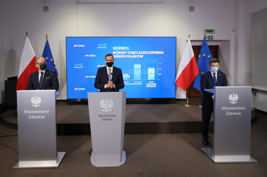 Minister zdrowia Adam Niedzielski, premier Mateusz Morawiecki i szef Kancelarii Prezesa Rady Ministrów Michał Dworczyk / 	Paweł Supernak   /PAP