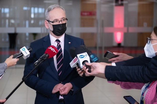 Minister zdrowia Adam Niedzielski w czasie rozmowy z dziennikarzami /	Jakub Kaczmarczyk   /PAP