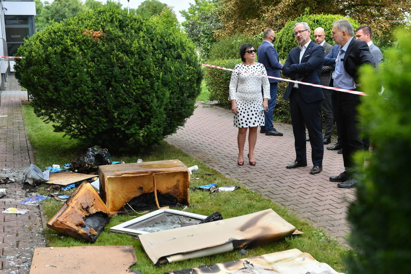 Minister zdrowia Adam Niedzielski w Zamościu, gdzie doszło do podpalenia siedziby sanepidu /Wojtek Jargiło /PAP
