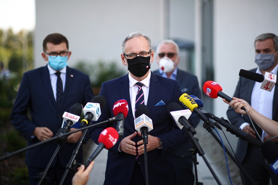 Minister zdrowia dr Adam Niedzielski (2L), wojewoda małopolski Łukasz Kmita (L) oraz dyrektor Szpitala Uniwersyteckiego w Krakowie Marcin Jędrychowski (P) podczas briefingu prasowego przed budynkiem Szpitala Uniwersyteckiego w Krakowie //Łukasz Gągulski /PAP
