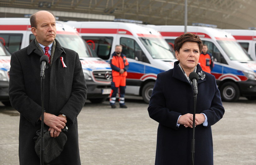 Minister zdrowia Konstanty Radziwiłł (L) i premier Beata Szydło (P) /Stanisław Rozpędzik /PAP