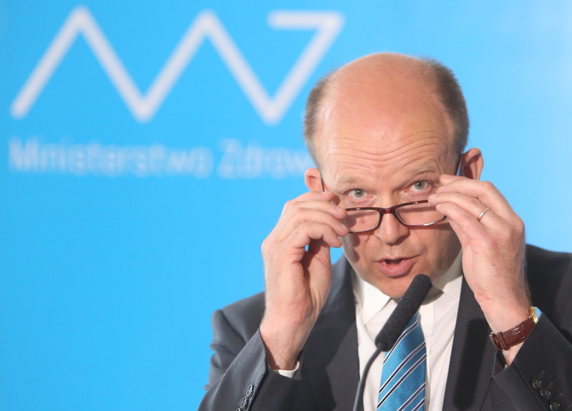 Minister zdrowia Konstanty Radziwiłł podczas poniedziałkowej konferencji prasowej /Leszek Szymański /PAP