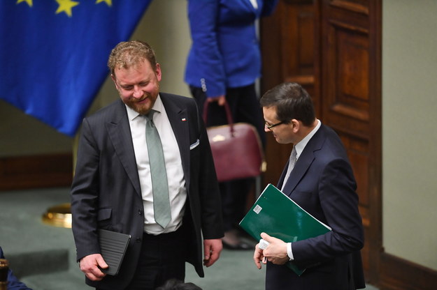 Minister zdrowia Łukasz Szumowski i premier Mateusz Morawiecki na sali obrad Sejmu / 	Radek Pietruszka   /PAP