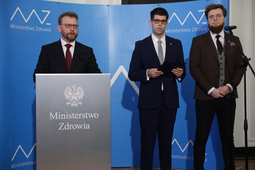 Minister zdrowia Łukasz Szumowski oraz członkowie Porozumienia Rezydentów OZZL Łukasz Jankowski i Jarosław Biliński podczas konferencji prasowej /Tomasz Gzell /PAP